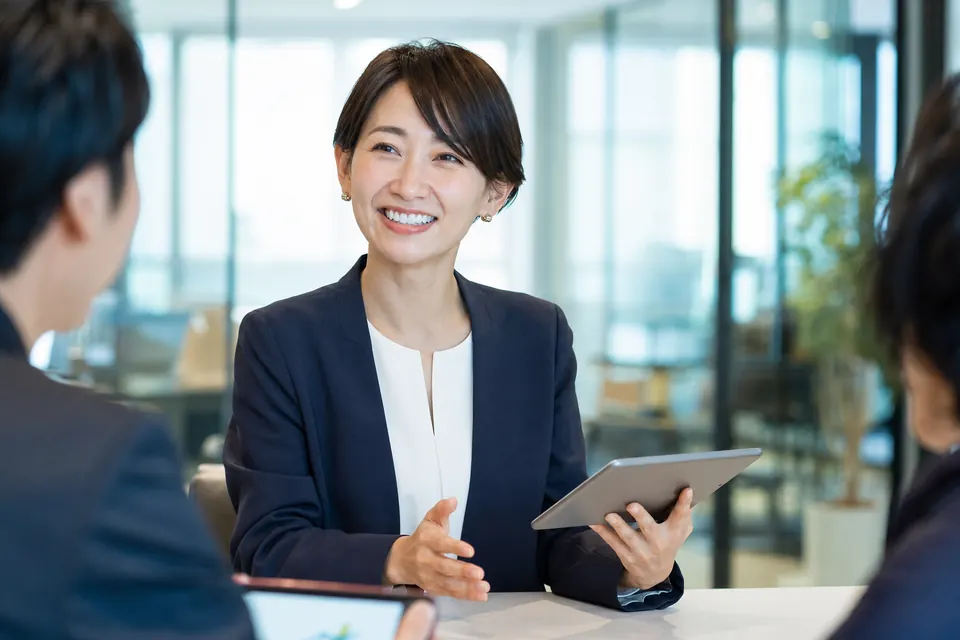 投資後の計画を明るく議論する経営企画担当