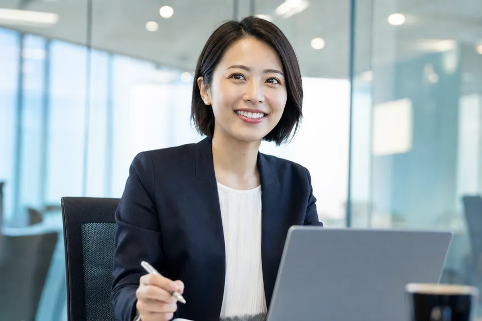 自信を持って前を向く営業企画担当