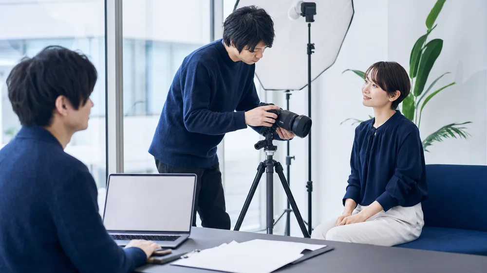 ホワイトペーパーとウェビナー資料の構成案を並べて検討する制作チーム