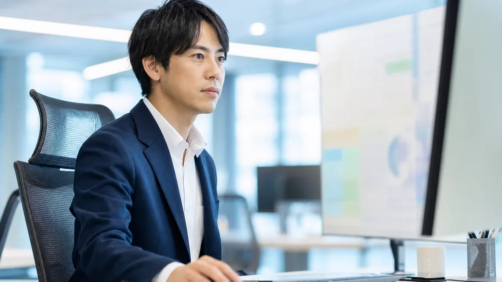 CRMのセグメント画面を確認しながら配信設計を進める担当者